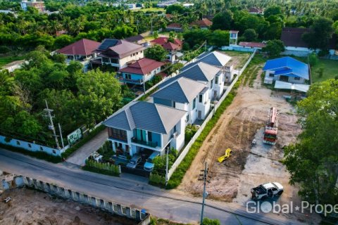 Casa de 4 dormitorios en Pattaya, Tailandia № 105186 - foto 12