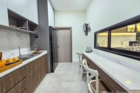 Casa de 4 dormitorios en Pattaya, Tailandia № 105186 - foto 14