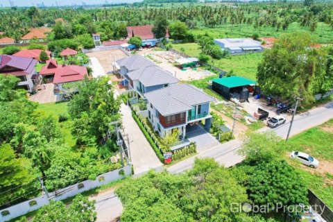House in Pattaya, Thailand 4 bedrooms № 105186