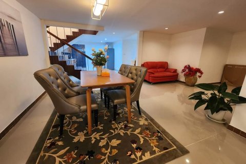 Casa de 5 dormitorios en Pattaya, Tailandia № 80713 - foto 17