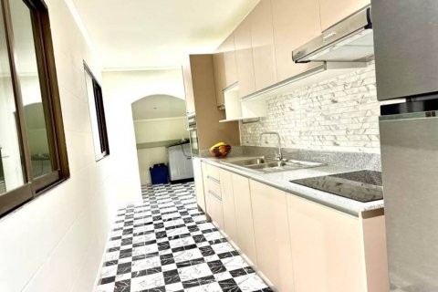Casa de 4 dormitorios en Pattaya, Tailandia № 125783 - foto 6