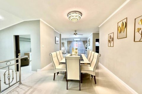 Casa de 4 dormitorios en Pattaya, Tailandia № 125783 - foto 3