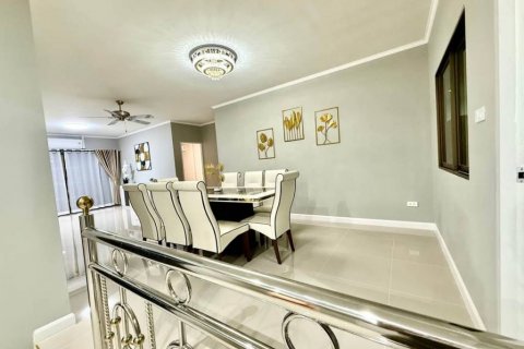 Casa de 4 dormitorios en Pattaya, Tailandia № 125783 - foto 4
