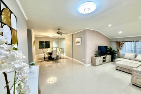 Casa de 4 dormitorios en Pattaya, Tailandia № 125783 - foto 10