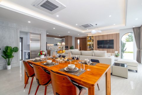 Chalet de 4 dormitorios en Bang Tao, Tailandia № 71539 - foto 9
