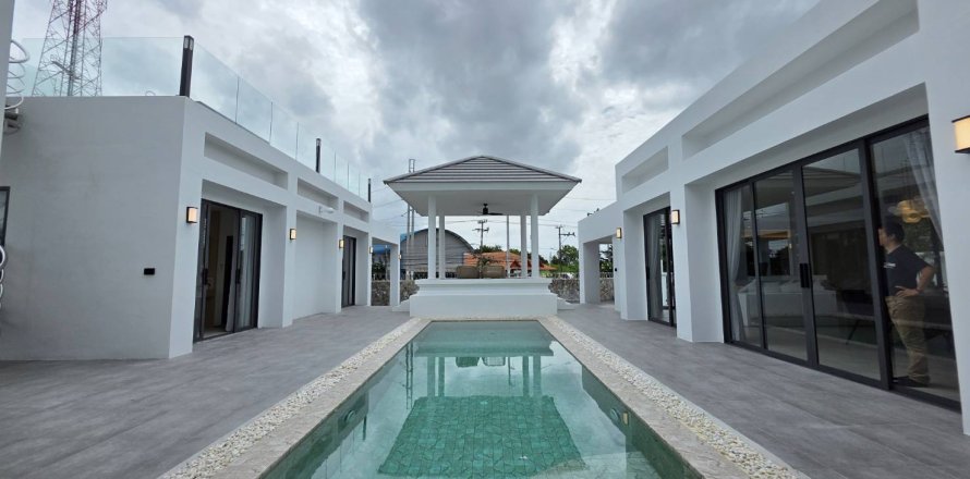 Casa de 5 dormitorios en Pattaya, Tailandia № 130364