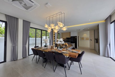 Casa de 5 dormitorios en Pattaya, Tailandia № 130364 - foto 14