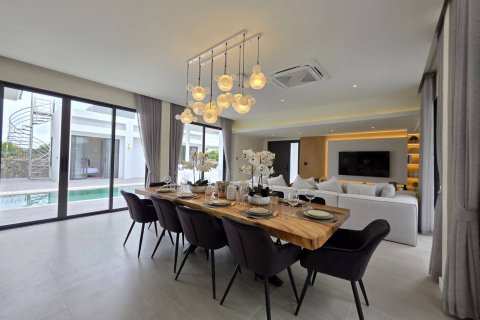 Casa de 5 dormitorios en Pattaya, Tailandia № 130364 - foto 13