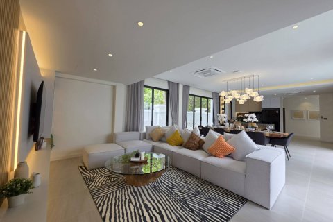 Casa de 5 dormitorios en Pattaya, Tailandia № 130364 - foto 7