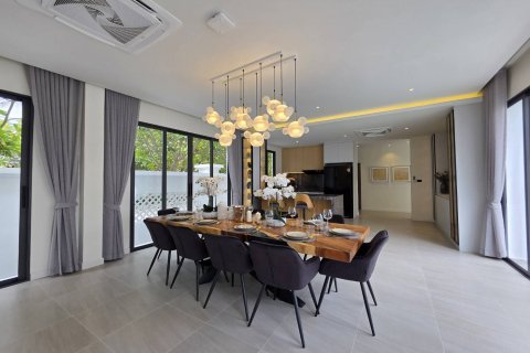 Casa de 5 dormitorios en Pattaya, Tailandia № 130364 - foto 11