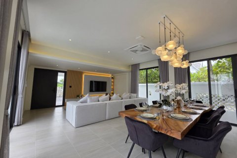 Casa de 5 dormitorios en Pattaya, Tailandia № 130364 - foto 12