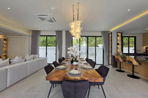 Casa de 5 dormitorios en Pattaya, Tailandia № 130364 - foto 15