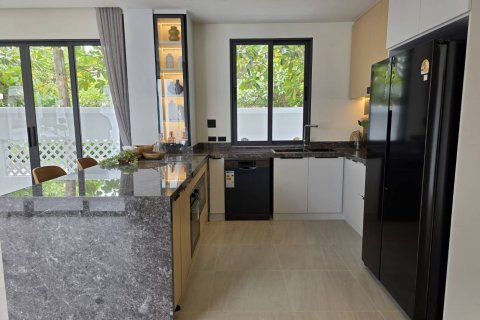 Casa de 5 dormitorios en Pattaya, Tailandia № 130364 - foto 18
