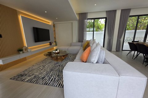 Casa de 5 dormitorios en Pattaya, Tailandia № 130364 - foto 8