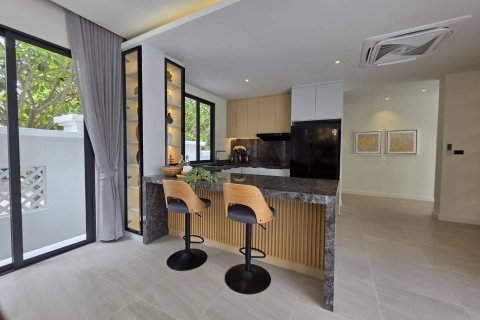 Casa de 5 dormitorios en Pattaya, Tailandia № 130364 - foto 19