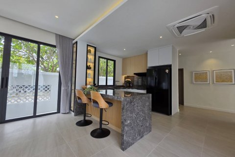 Casa de 5 dormitorios en Pattaya, Tailandia № 130364 - foto 16