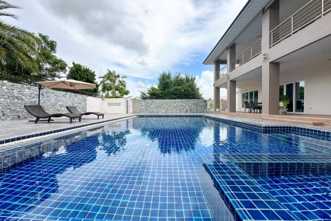 Casa de 5 dormitorios en Pattaya, Tailandia № 130361 - foto 16