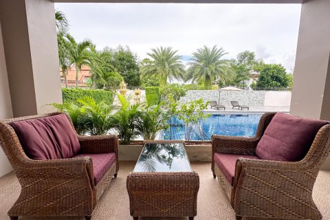 Casa de 5 dormitorios en Pattaya, Tailandia № 130361 - foto 18
