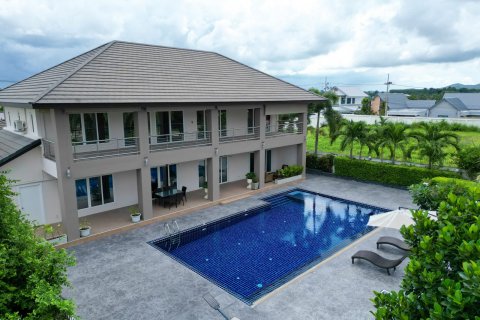 Casa de 5 dormitorios en Pattaya, Tailandia № 130361 - foto 4