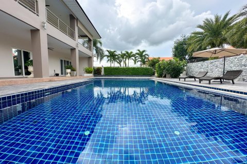 Casa de 5 dormitorios en Pattaya, Tailandia № 130361 - foto 12