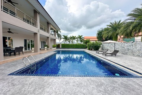 Casa de 5 dormitorios en Pattaya, Tailandia № 130361 - foto 11