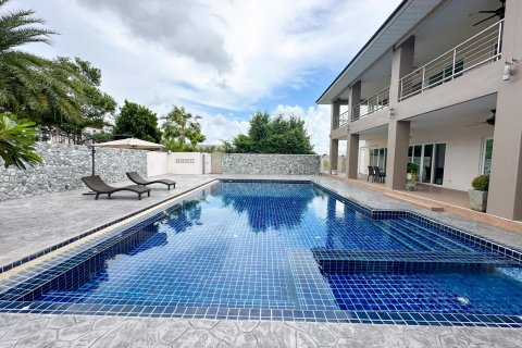 Casa de 5 dormitorios en Pattaya, Tailandia № 130361 - foto 15