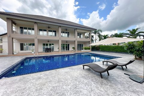 Casa de 5 dormitorios en Pattaya, Tailandia № 130361 - foto 14