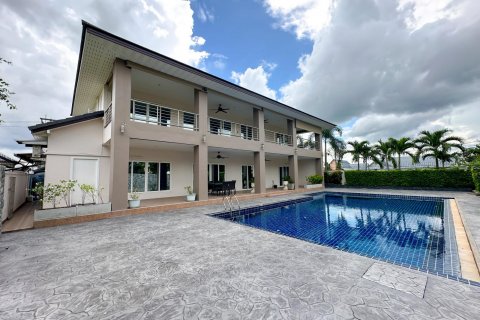 Casa de 5 dormitorios en Pattaya, Tailandia № 130361 - foto 10