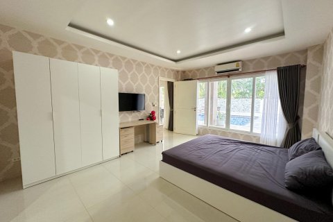 Casa de 5 dormitorios en Pattaya, Tailandia № 130361 - foto 30