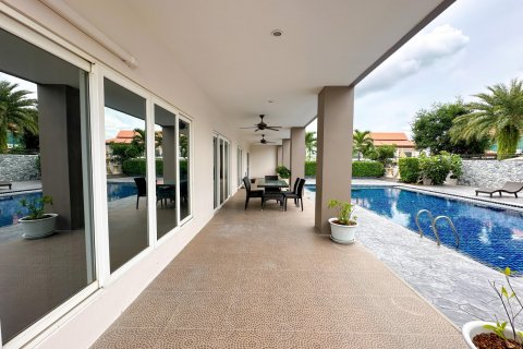 Casa de 5 dormitorios en Pattaya, Tailandia № 130361 - foto 9