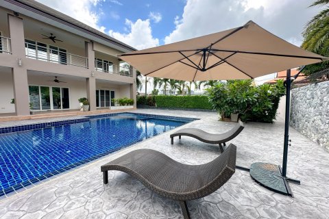 Casa de 5 dormitorios en Pattaya, Tailandia № 130361 - foto 13