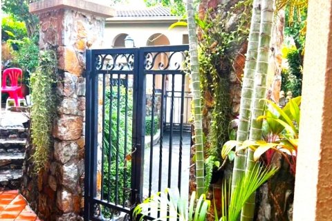 Casa de 5 dormitorios en Pattaya, Tailandia № 132355 - foto 14