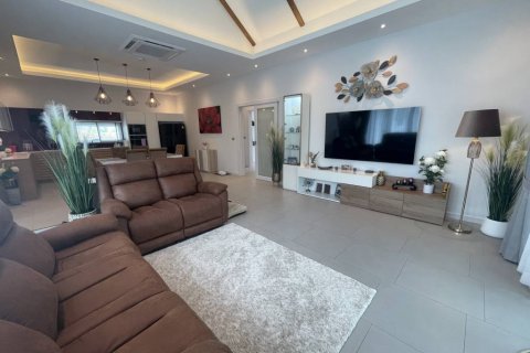 Chalet de 3 dormitorios en Hua Hin, Tailandia № 132709 - foto 8