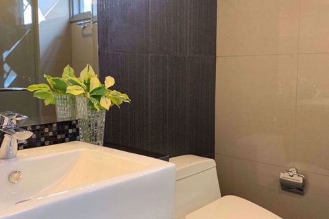 Condominio de 2 dormitorios en Khlong Toei, Bangkok, Tailandia № 77127 - foto 10
