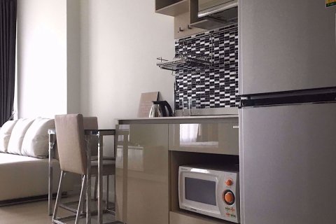 Condominio de 1 dormitorio en Huai Khwang, Bangkok, Tailandia № 77129 - foto 2