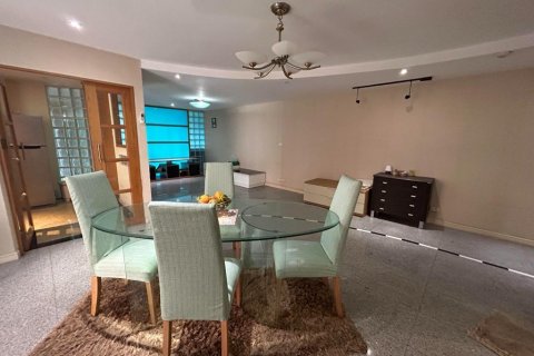 Condominio de 4 dormitorios en Khlong Toei, Bangkok, Tailandia № 123777 - foto 5