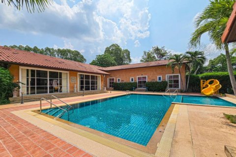 Local comercial 1600 m2 en Sattahip, Tailandia № 132972 - foto 6