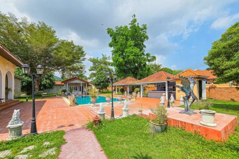 Local comercial 1600 m2 en Sattahip, Tailandia № 132972 - foto 3
