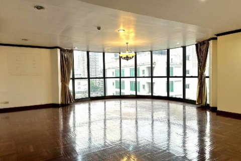 Condo in Bangkok, Thailand, 3 bedrooms  № 143155 - photo 2
