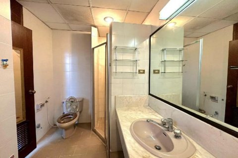 Condo in Bangkok, Thailand, 3 bedrooms  № 143155 - photo 15