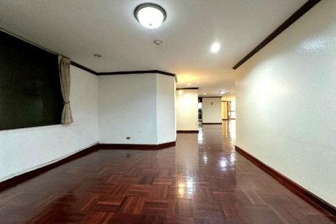 Condo in Bangkok, Thailand, 3 bedrooms  № 143155 - photo 4