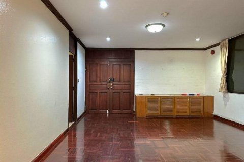 Condo in Bangkok, Thailand, 3 bedrooms  № 143155 - photo 5