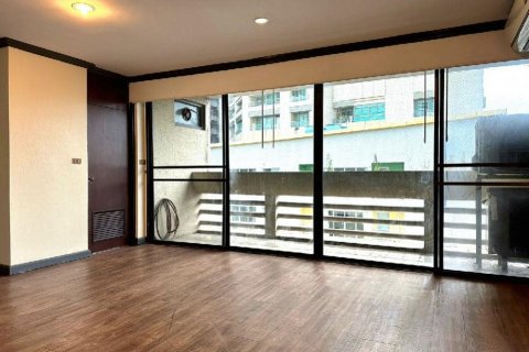 Condo in Bangkok, Thailand, 3 bedrooms  № 143155 - photo 7