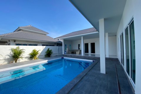 Casa de 4 dormitorios en Hua Hin, Tailandia № 125399 - foto 3