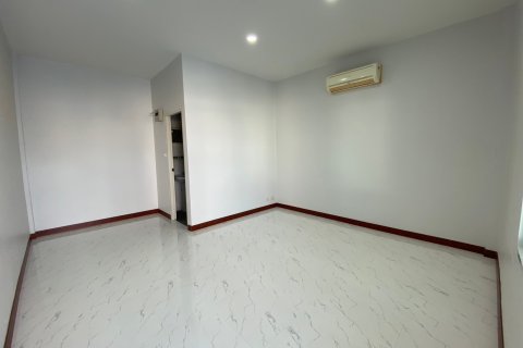 Casa de 4 dormitorios en Hua Hin, Tailandia № 125399 - foto 15
