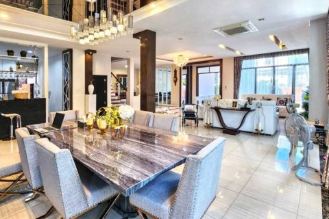 Chalet de 5 dormitorios en Khlong Toei, Bangkok, Tailandia № 132741 - foto 2