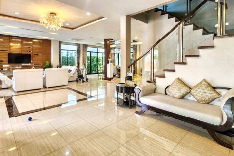 Chalet de 5 dormitorios en Khlong Toei, Bangkok, Tailandia № 132741 - foto 3