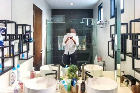 Chalet de 5 dormitorios en Khlong Toei, Bangkok, Tailandia № 132741 - foto 4