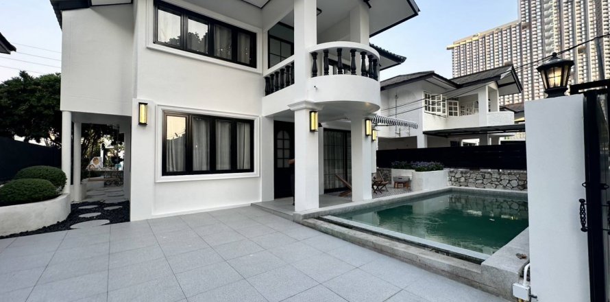 Casa de 5 dormitorios en Pattaya, Tailandia № 120301