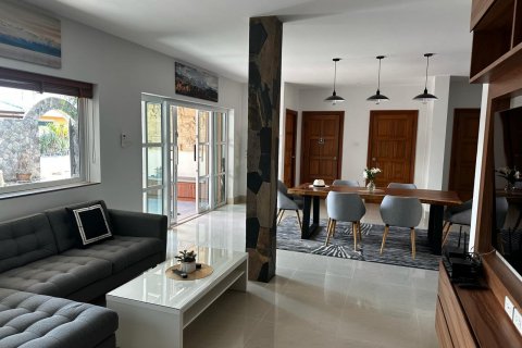 Casa de 3 dormitorios en Pattaya, Tailandia № 120302 - foto 8